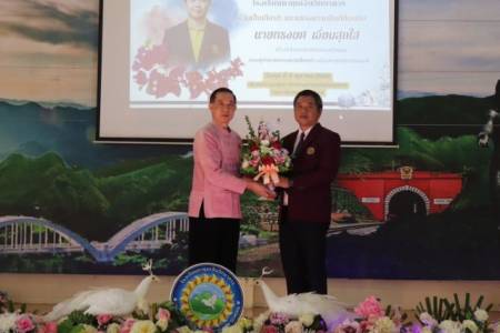 ร่วมแสดงความยินดีกับ รอง ผอ.ทรงยศ เอี่ยมสุกใส  วันพุธที่ 8 ตุลาคม 2568 นายธำรงค์ หน่อเรือง ผู้อำนวยการโรงเรียน ผู้บริหาร และคณะครูโรงเรียนจักรคำคณาทร จังหวัดลำพูน ร่วมแสดงความยินดีกับนายทรงยศ เอี่ยมสุกใส รองผู้อำนวยการโรงเรียนจักรคำคณาทร 