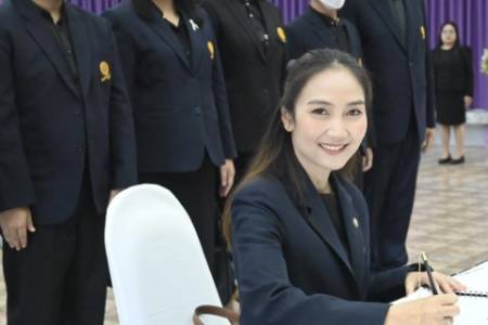  โรงเรียนจักรคำคณาทร จังหวัดลำพูน  ร่วมกิจกรรม ร้อยดวงใจ น้อมสำนึกในพระมหากรุณาธิคุณ  ณ โรงเรียนธีรกานท์บ้านโฮ่ง       วันพุธ ที่ 3 ธันวาคม 2568 เวลา 08.30 น. นายธำรงค์ หน่อเรือง ผู้อำนวยการโรงเรียนจักรคำคณาทร จังหวัดลำพูน มอบหมายให้คณะผู้บริหาร