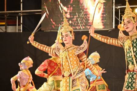 การแสดงเทิดพระเกียรติ  โดยโรงเรียนจักรคำคณาทร จังหวัดลำพูน โรงเรียนจักรคำคณาทร จังหวัดลำพูน ได้รับมอบหมายจากจังหวัดลําพูน ให้จัดการแสดงการแสดงเทิดพระเกียรติพระบาทสมเด็จพระบรมชนกาธิเบศร มหาภูมิพลอดุลยเดชมหาราช  บรมนาถบพิตร