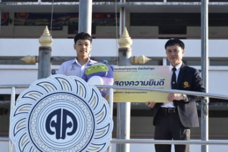 โรงเรียนจักรคำคณาทร จังหวัดลำพูน ขอแสดงความยินดีกับ เด็กชายพนสณฑ์ ไพรพงศ์ นักเรียนชั้นมัธยมศึกษาปีที่ 3/3 ที่ผ่านการสอบคัดเลือกในรอบที่ 1 ได้รับคัดเลือกให้เป็นผู้แทนประเทศไทยไปแข่งขันวิทยาศาสตร์โอลิมปิกระหว่างประเทศ ระดับมัธยมศึกษาตอนต้น ครั้งที่ 23