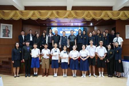 การตรวจเยี่ยม เพื่อติดตามเยาวชนผู้รับทุนการศึกษาฯ ประจำปีการศึกษา 2569 ณ ห้องประชุมเจ้าหลวง โรงเรียนจักรคำคณาทร จังหวัดลำพูน วันพฤหัสบดีที่ 20 สิงหาคม 2569 นายธำรงค์ หน่อเรือง ผู้อำนวยการโรงเรียนจักรคำคณาทร จังหวัดลำพูน