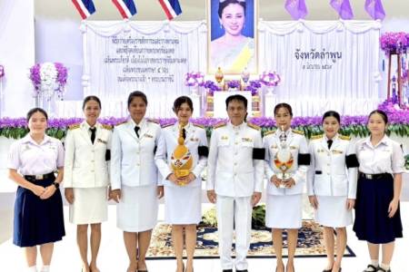 พิธีถวายเครื่องราชสักการะและวางพานพุ่ม และพิธีจุดเทียนถวายพระพรชัยมงคล เนื่องในโอกาสพระราชพิธีมหามงคลเฉลิมพระชนมพรรษา 4 รอบ สมเด็จพระนางเจ้าสุทิดา พัชรสุธาพิมลลักษณ พระบรมราชินี วันพุธที่ 3 มิถุนายน 2569 นายธำรงค์ หน่อเรือง ผู้อำนวยการโรงเรียนจักรคำคณาทร 