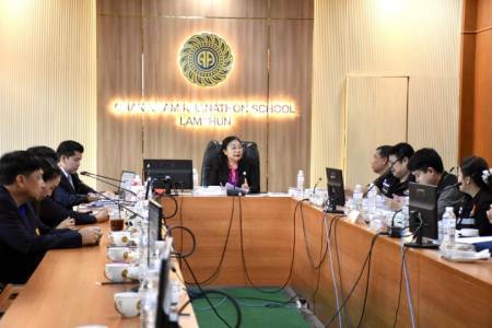 การตรวจประเมินกิจกรรมสถานศึกษาปลอดภัย ประจำปี 2569 โรงเรียนจักรคำคณาทร จังหวัดลำพูน วันพฤหัสบดีที่ 4 มิถุนายน 2569 นายธำรงค์ หน่อเรือง ผู้อำนวยการโรงเรียนจักรคำคณาทร จังหวัดลำพูน พร้อมด้วยคณะผู้บริหาร คณะครู และนักเรียน ให้การต้อนรับคณะกรรมการตรวจประเมิน