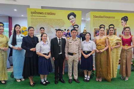ตัวแทนนักเรียนโรงเรียนจักรคำคณาทร จังหวัดลำพูน ร่วมการเสวนาในหัวข้อ “การน้อมนำพระบรมราโชบายด้านการศึกษาสู่การปฏิบัติ จากนักเรียนต้นแบบจังหวัดลำพูน” วันจันทร์ที่ 20 กรกฎาคม 2569 นายธำรงค์ หน่อเรือง ผู้อำนวยการโรงเรียนจักรคำคณาทร จังหวัดลำพูน